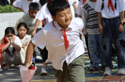 体育精神传递动力，运动场上展现风采