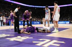 球队严阵以待，球员集体练习罚篮