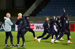 包含国际顶级球队状态低迷，球迷围绕关注的词条