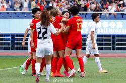 女子足球联赛中球员们实力抗衡