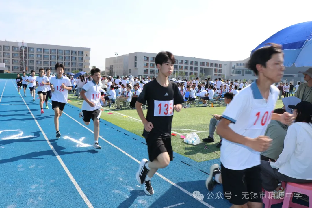 体育精神传递动力，运动场上展现风采