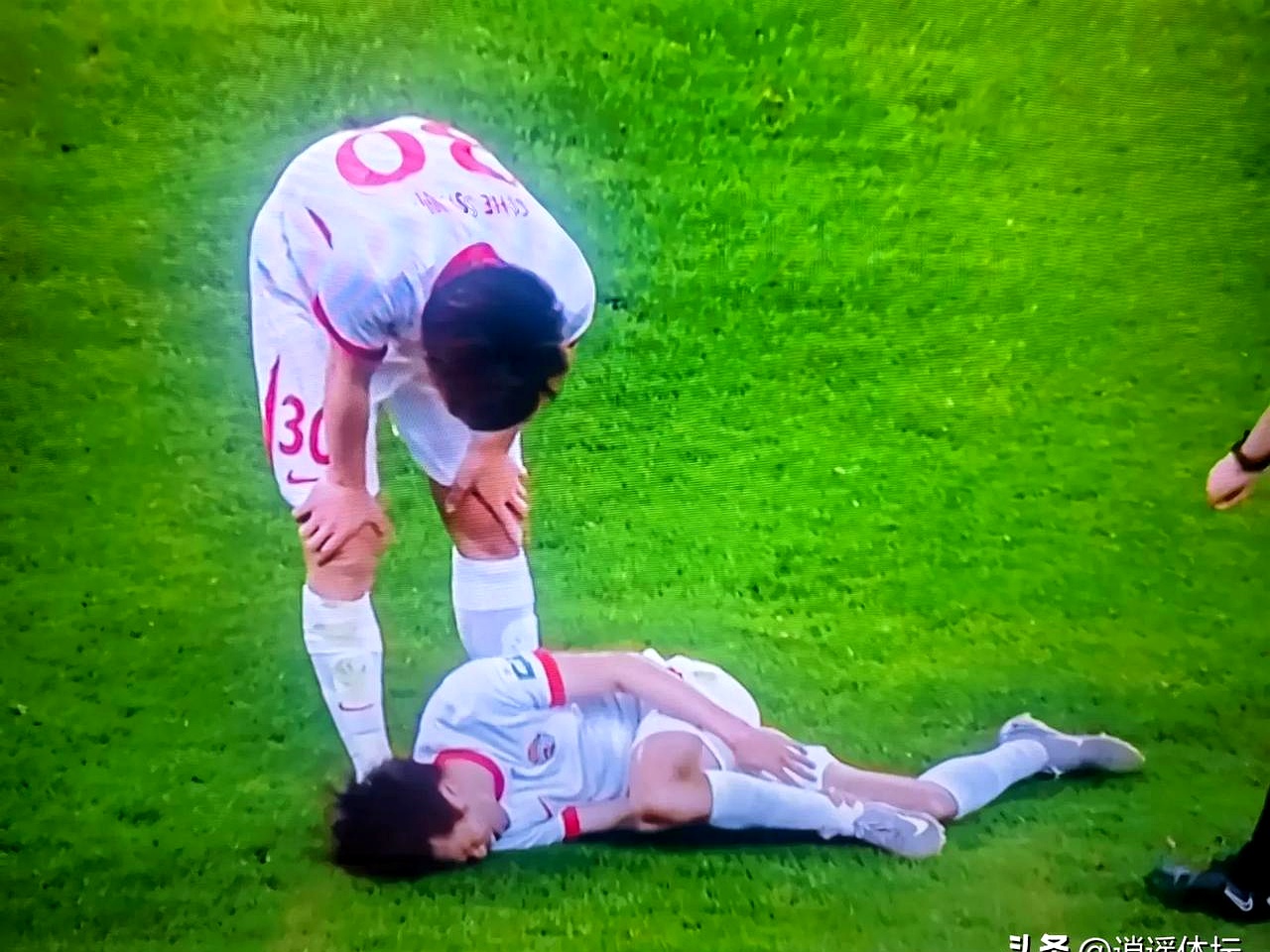 比赛中现诡异一幕，球员面对不同对手