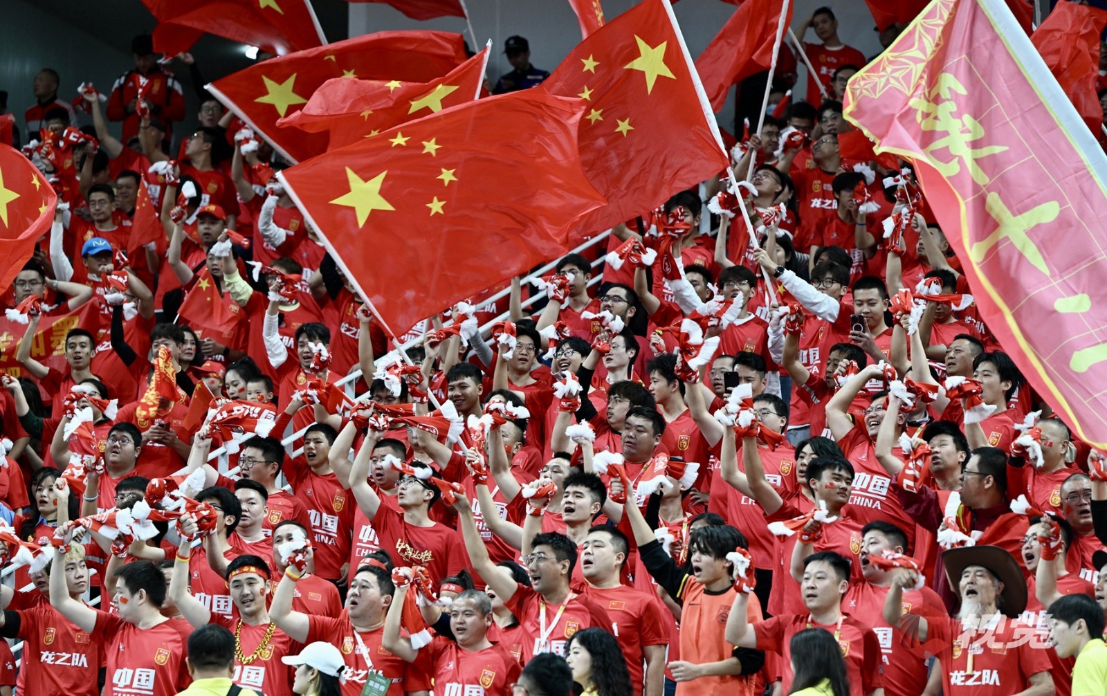 包含本土足球联赛球员大放异彩，球队斗志昂扬的词条