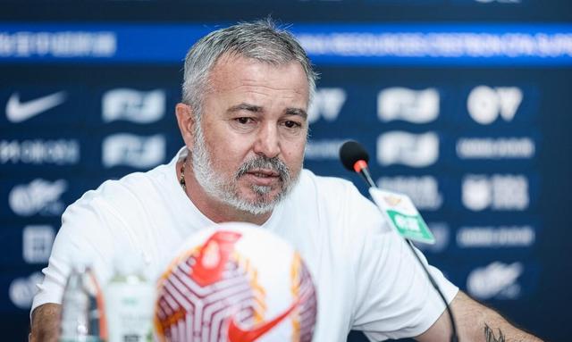 青岛黄海主教练战术反复，球队表现不稳定的简单介绍