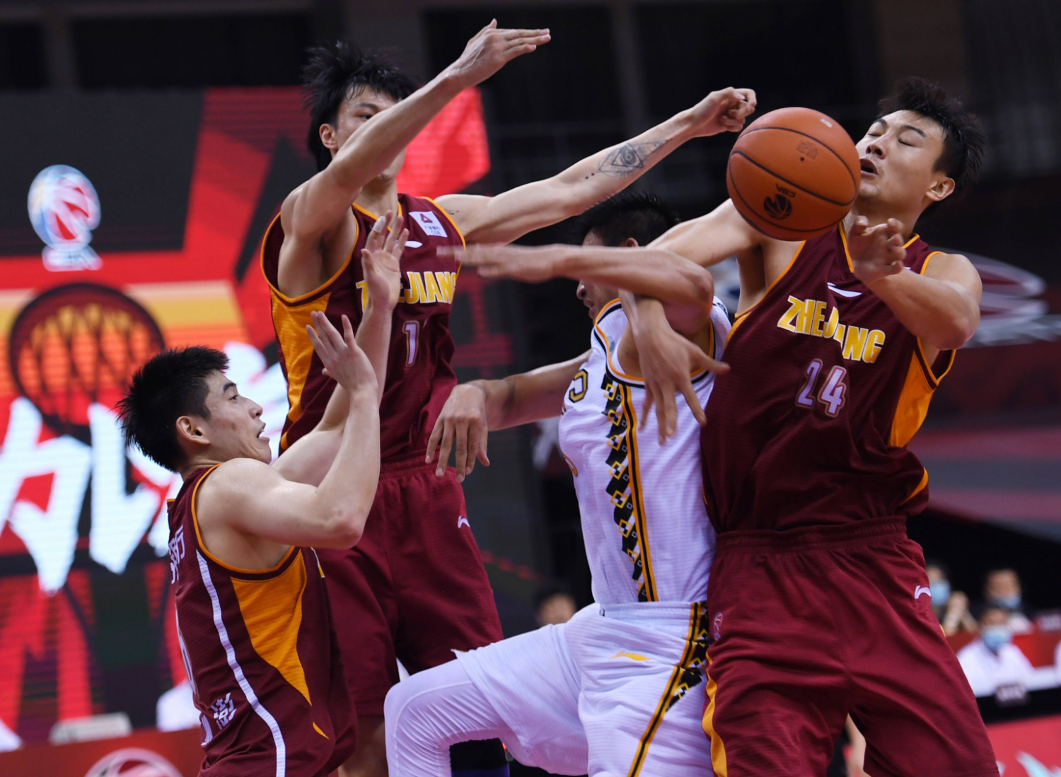 篮球精彩大战如火如荼，球队实力不可小觑的简单介绍