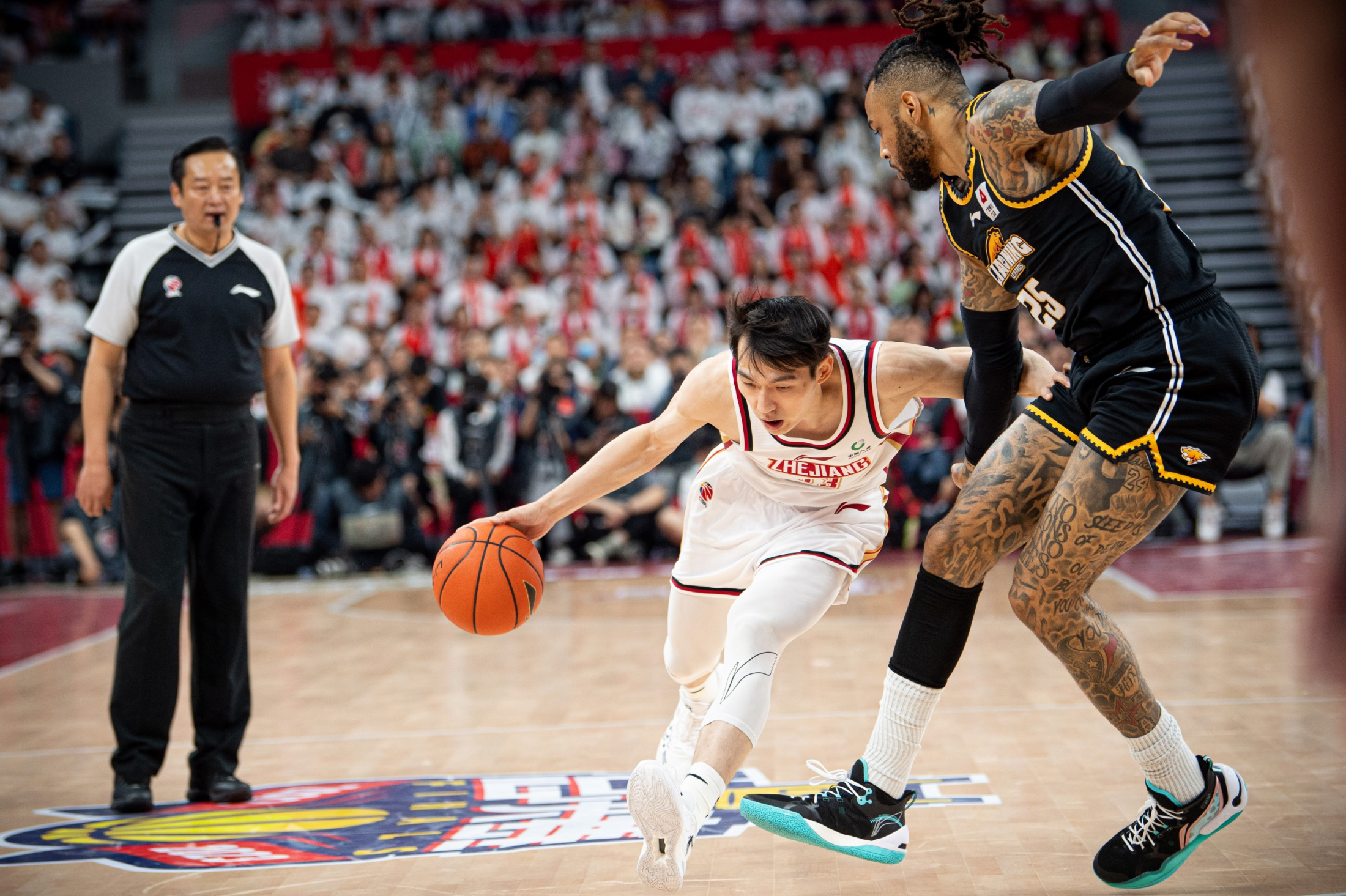 客场作战压力巨大,球队士气高昂斗志昂扬的简单介绍 客场作战压力巨大,球队士气高昂斗志昂扬的简单介绍