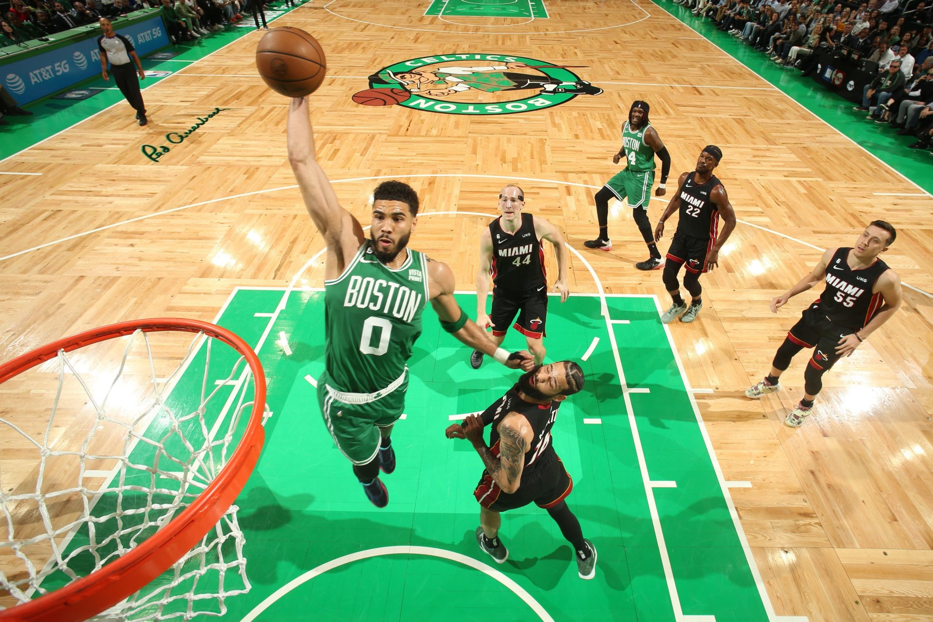 步行者击败公牛，拉文砍下全场最高分帮助球队获胜的简单介绍