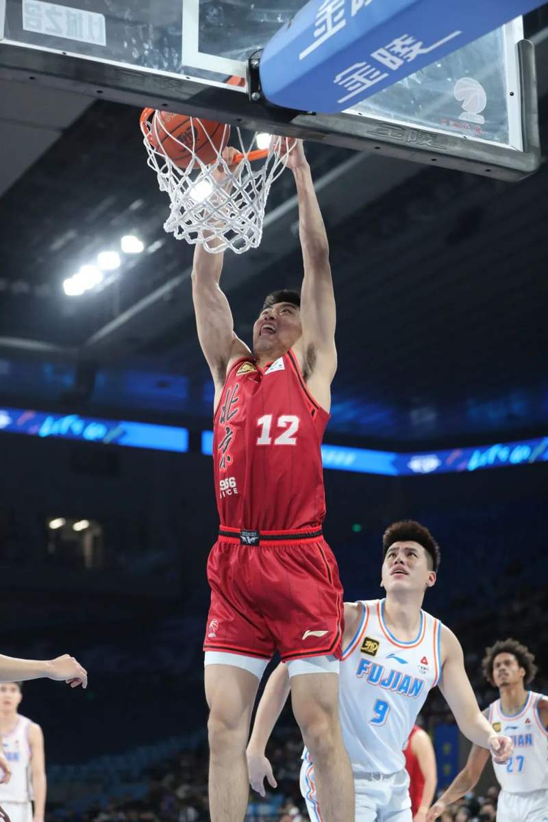 球队高层爆发严重争执，影响团队凝聚力