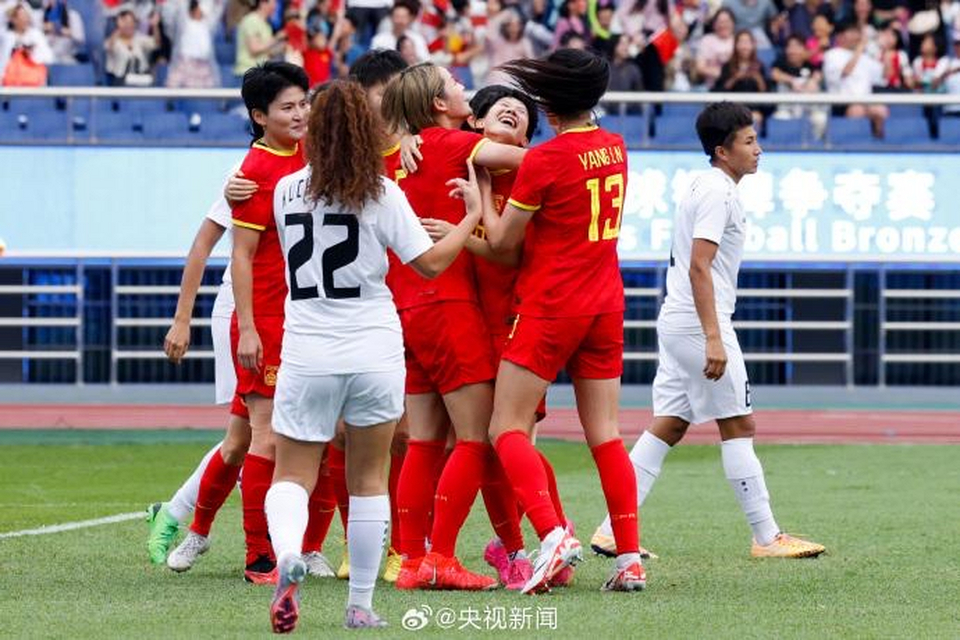 女子足球联赛中球员们实力抗衡