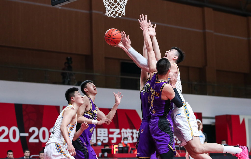 关于领头羊不敌劲旅，积分榜动荡不安的信息